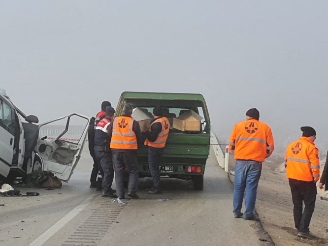 Panelvan minibüs ile çakıl taşı yüklü kamyon çarpıştı: 3 ölü 2 yaralı