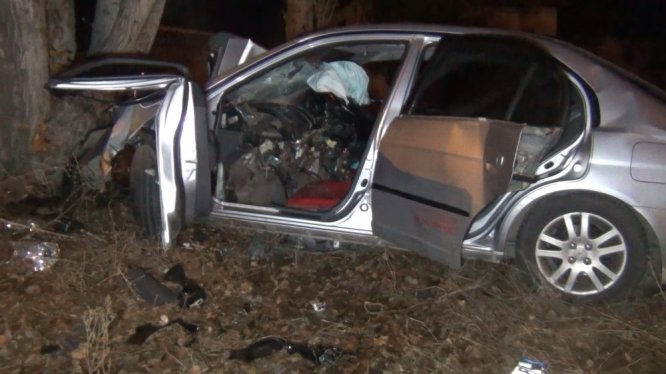 Otomobil 35 metre sürüklenip ağaca çarptı: 1 ölü