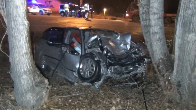 Otomobil 35 metre sürüklenip ağaca çarptı: 1 ölü