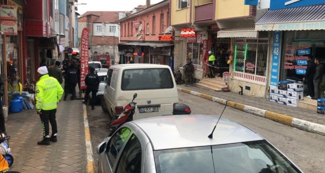 Kocaeli’de elinde benzin bidonu ve tüfek olan şahıs berberi rehin aldı