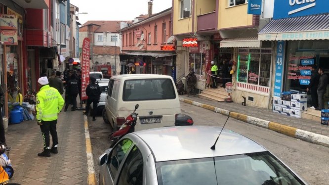 Benzin bidonu ve tüfekle berber dükkanını basan şahıs 3 saat sonra ikna edildi