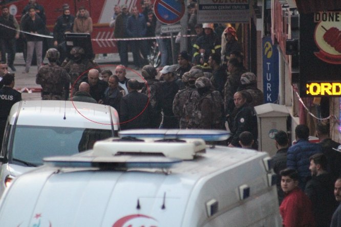 Benzin bidonu ve tüfekle berber dükkanını basan şahıs 3 saat sonra ikna edildi