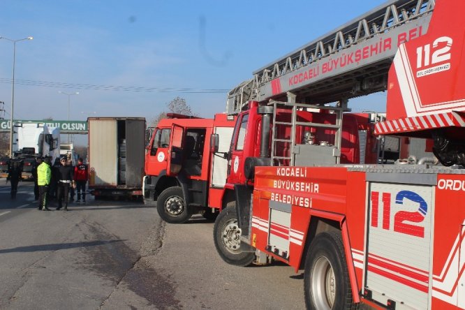 D-100’da seyir halindeki tırda çıkan yangın paniğe neden oldu