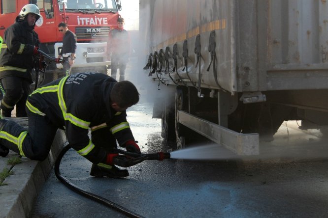 D-100’da seyir halindeki tırda çıkan yangın paniğe neden oldu