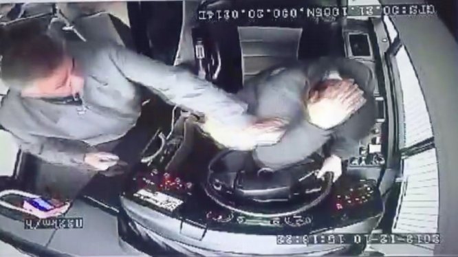 Yolcudan otobüs şoförüne yumruk