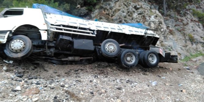 Tır virajı alamayınca yan yattı