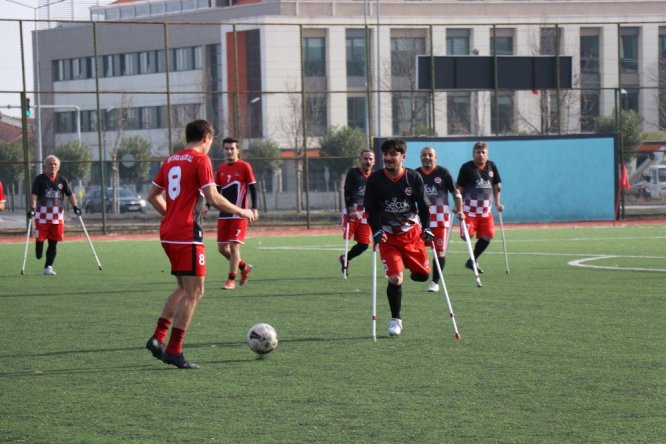 Öğrenciler ve ampute takımı futbol maçı yaptı