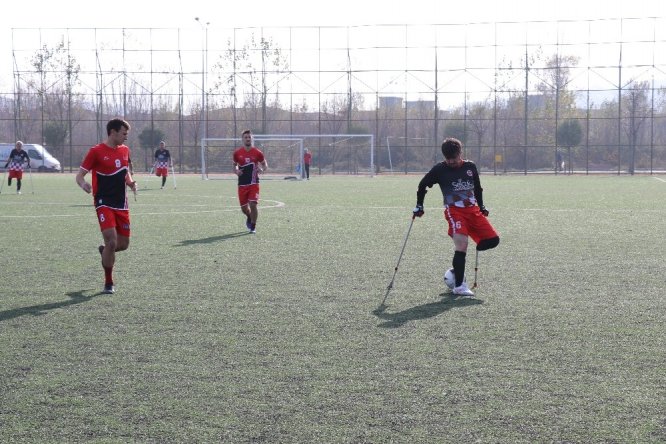 Öğrenciler ve ampute takımı futbol maçı yaptı