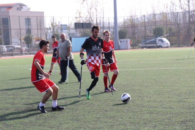 Öğrenciler ve ampute takımı futbol maçı yaptı