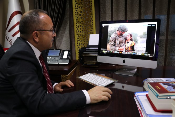 Siirt Valisi Ali Fuat Atik AA'nın "Yılın Fotoğrafları" oylamasına katıldı