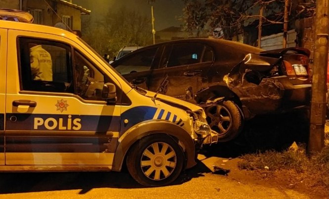 Şüpheli aracı kovalayan polis ekibi kaza yaptı