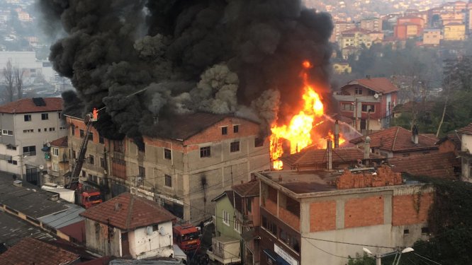 GÜNCELLEME - Zonguldak'ta mobilya imalathanesinde çıkan yangın söndürülmeye çalışılıyor