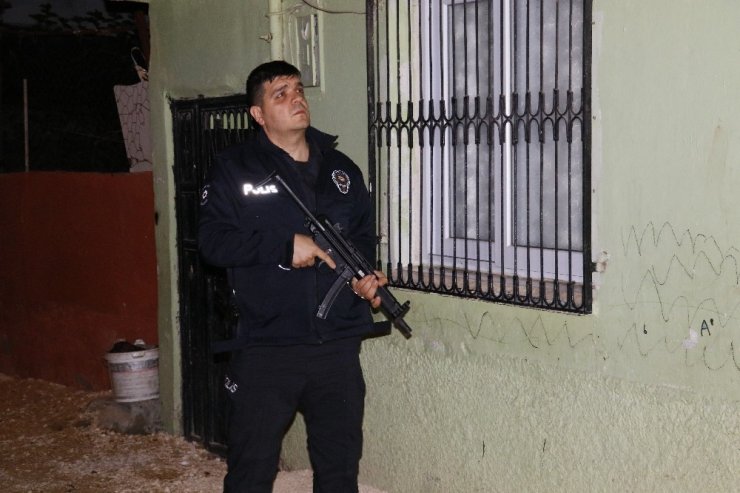 Adana polisinden şafak vakti 52 firariye operasyon
