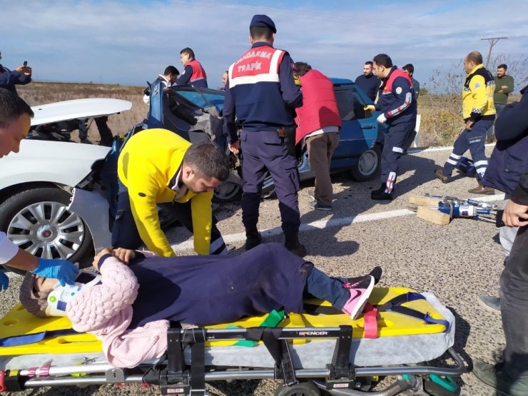 Adana’da iki otomobil kafa kafaya çarpıştı: 1 ölü, 2 yaralı