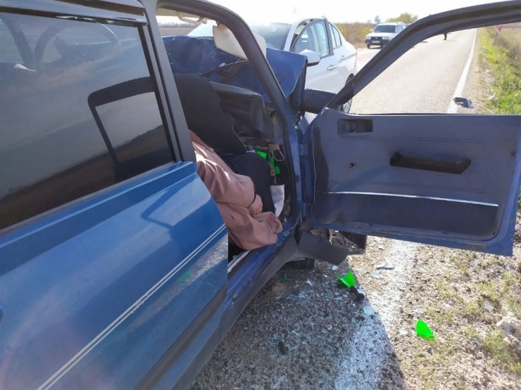 Adana’da iki otomobil kafa kafaya çarpıştı: 1 ölü, 2 yaralı