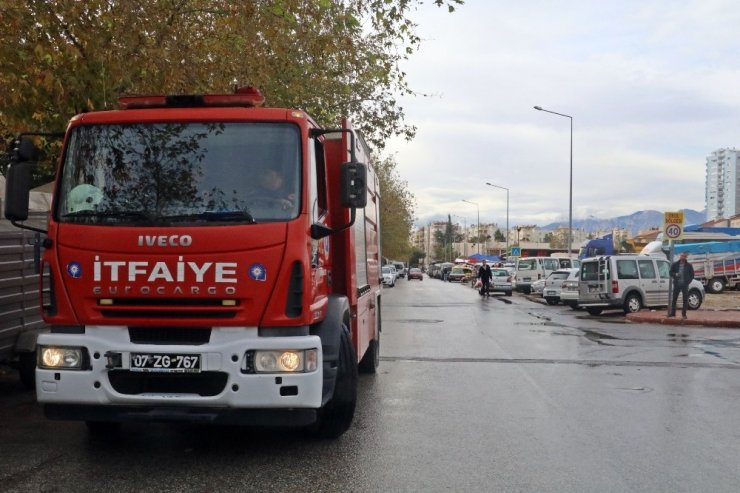 Halk pazarında park halindeyken yanan kamyonet, paniğe neden oldu
