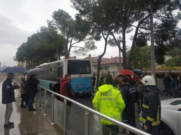 Kayan motosiklet otobüsün altına girdi
