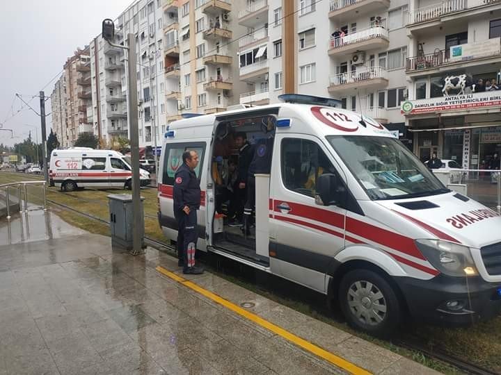 Kayan motosiklet otobüsün altına girdi