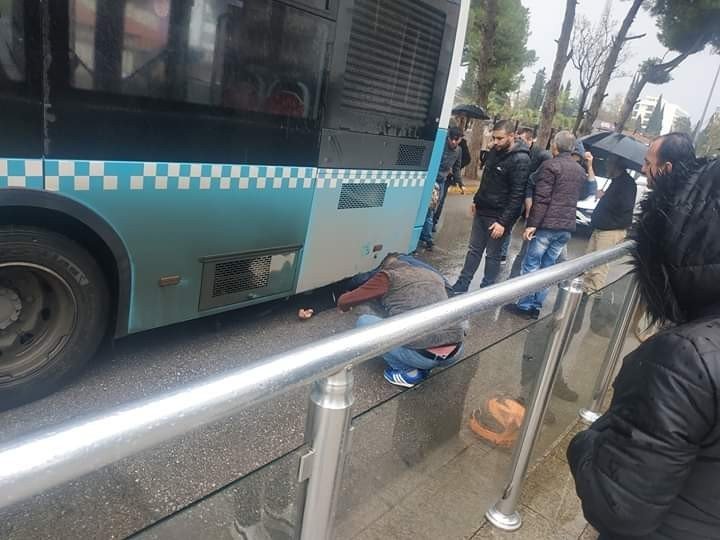 Kayan motosiklet otobüsün altına girdi