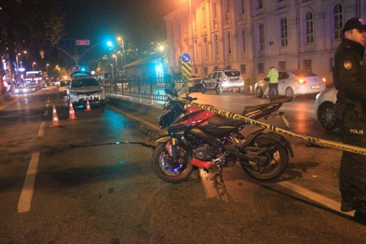 Beşiktaş’ta motosiklet polis aracına çarptı: 2 yaralı