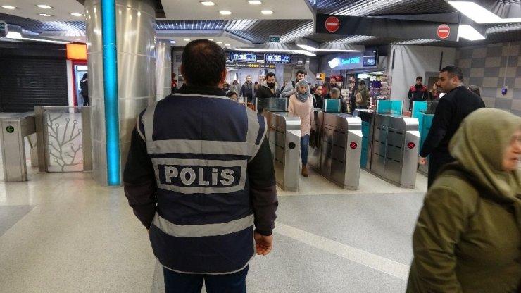 Bursa polisinden metro istasyonlarında denetim