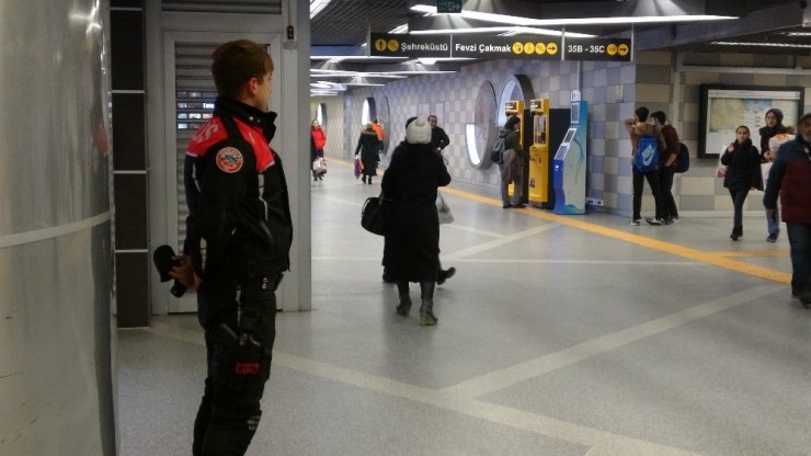 Bursa polisinden metro istasyonlarında denetim