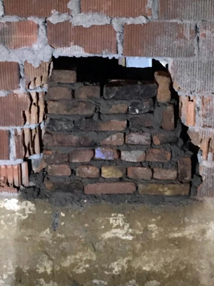 Duvarı delip 90 bin liralık çay çaldılar