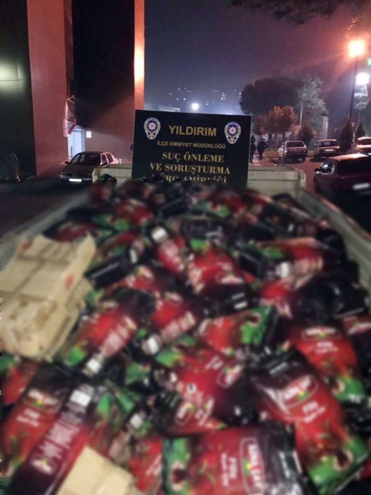 Duvarı delip 90 bin liralık çay çaldılar
