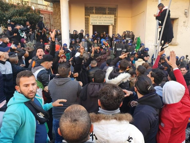 Cezayir’de seçmenler pusulaları yırttı