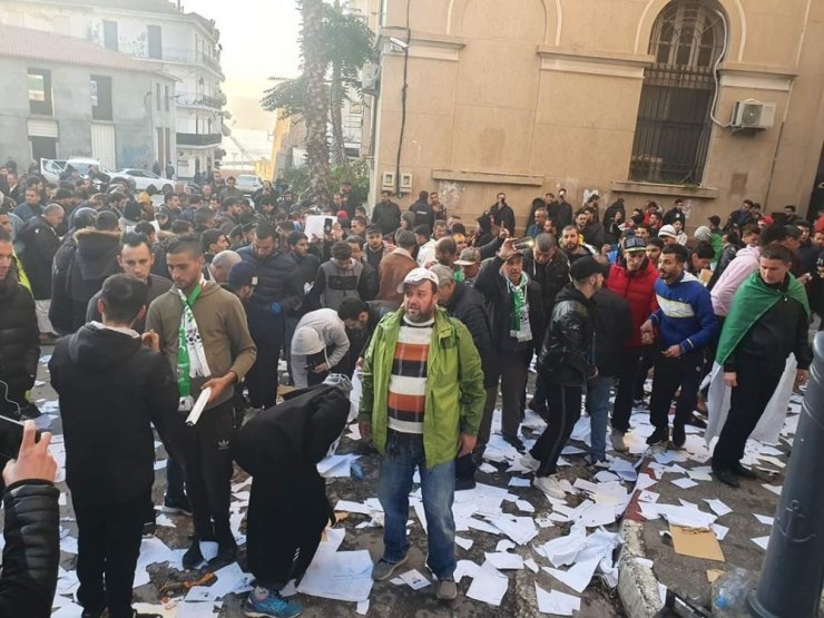 Cezayir’de seçmenler pusulaları yırttı