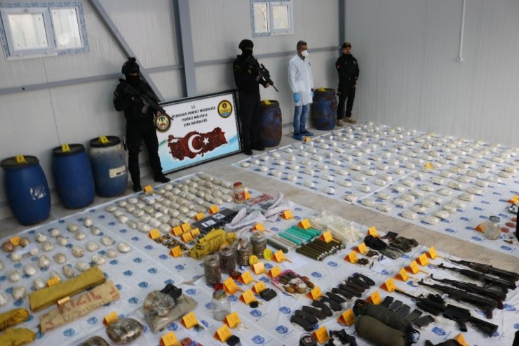Diyarbakır’da teröristlere ait cephanelik ele geçirildi: 22 gözaltı
