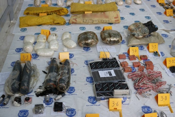 Diyarbakır’da teröristlere ait cephanelik ele geçirildi: 22 gözaltı