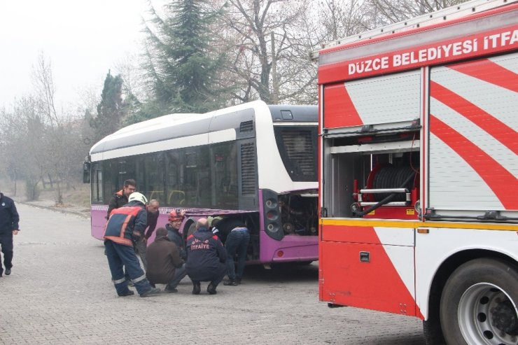 Otobüsü yanmaktan şoför kurtardı