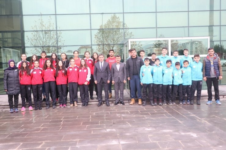 İl Müdürü Eskici, voleybolcuları uğurladı