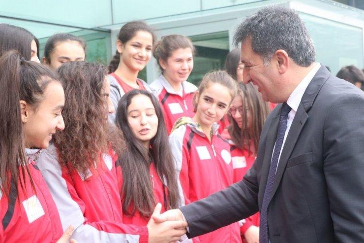 İl Müdürü Eskici, voleybolcuları uğurladı