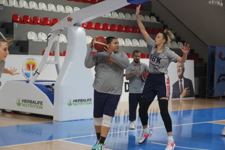 Adana Basketboldan pota altına takviye