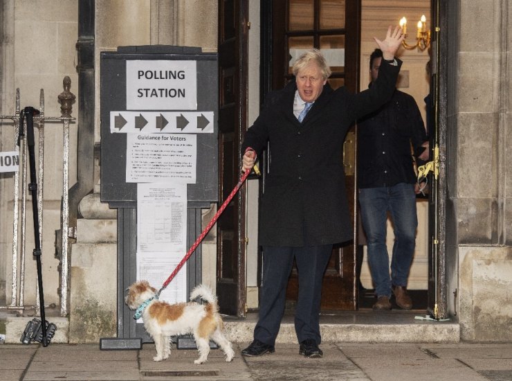 Boris Johnson, köpeğiyle sandık başında
