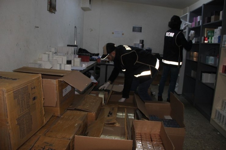 İzmir’de depolara baskın: Çok sayıda kaçak ürün ele geçirildi