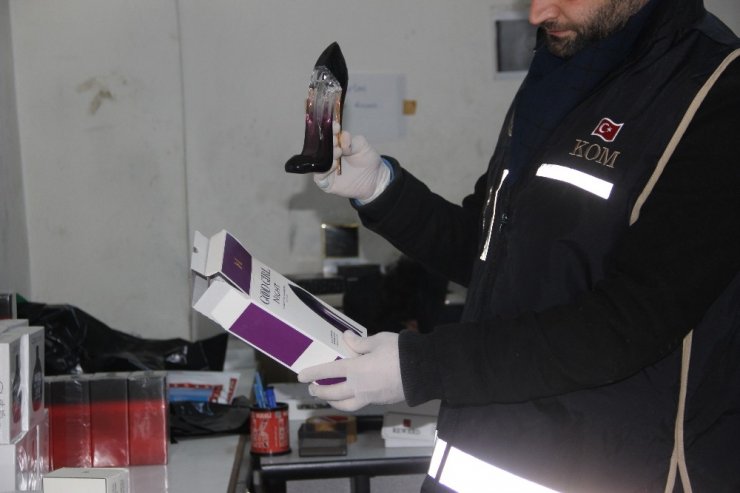 İzmir’de depolara baskın: Çok sayıda kaçak ürün ele geçirildi