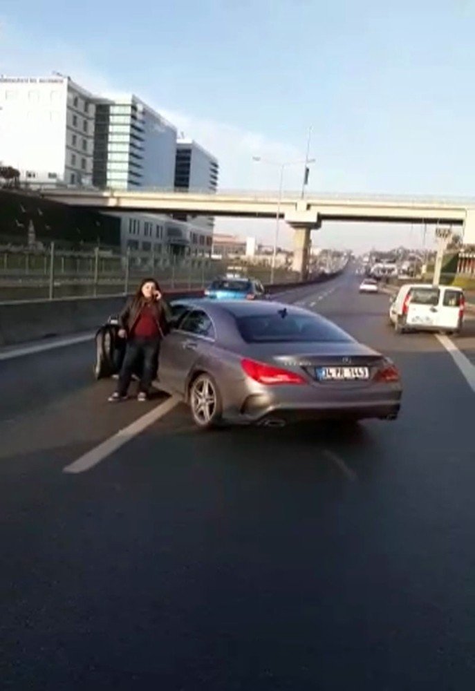 Kadın sürücü karayolunda otobüsünün önünü kesti, yolu trafiğe kapattı