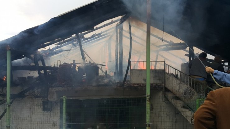 İki katlı evin çatısındaki yangın korkuttu