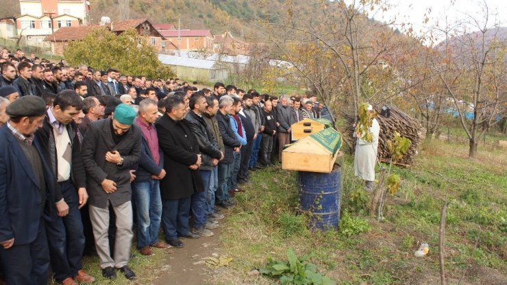 Torununu hastaneye götürürken kaza yaptı: 3 ölü