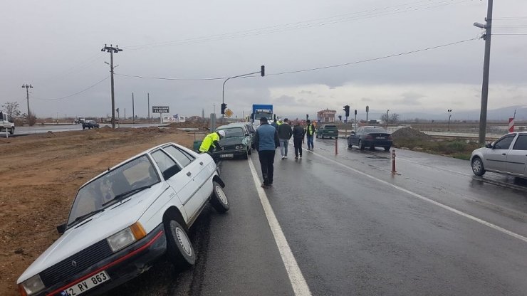 Konya’da 4 araçlı zincirleme trafik kazası