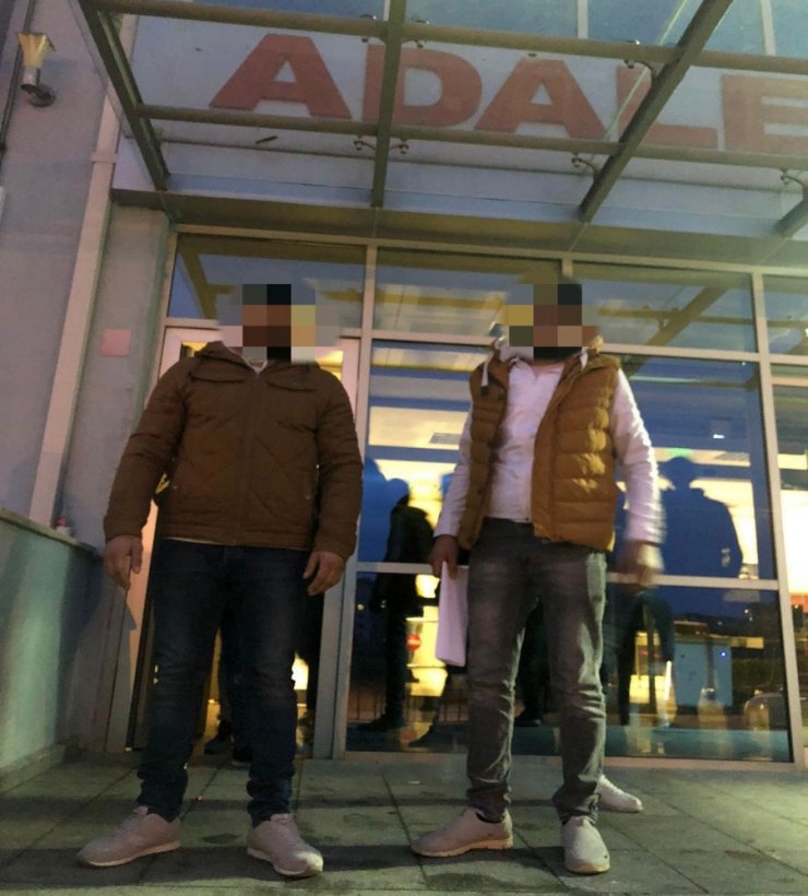 İnternette tartıştığı 3 kişi tarafından iş yerinde bıçaklandı
