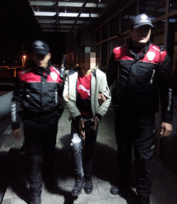 İnternette tartıştığı 3 kişi tarafından iş yerinde bıçaklandı