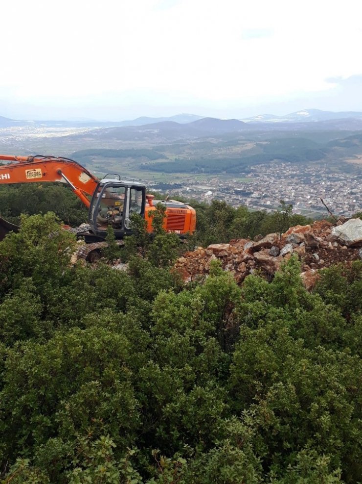 İş makinesi ile kaçak kazı yaparken yakalandılar
