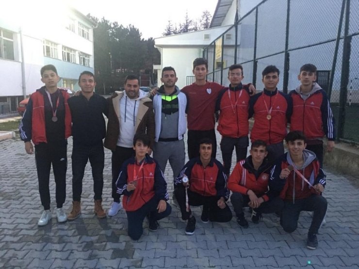 Pazarlar’a 6 madalya ile döndüler