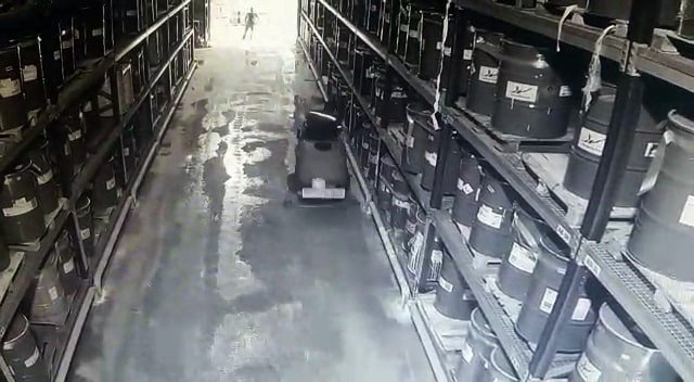 Tinerle temizlik yapmaya kalkan işçi canından oluyordu