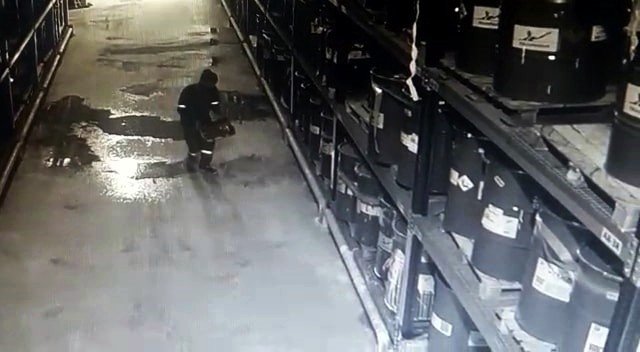 Tinerle temizlik yapmaya kalkan işçi canından oluyordu