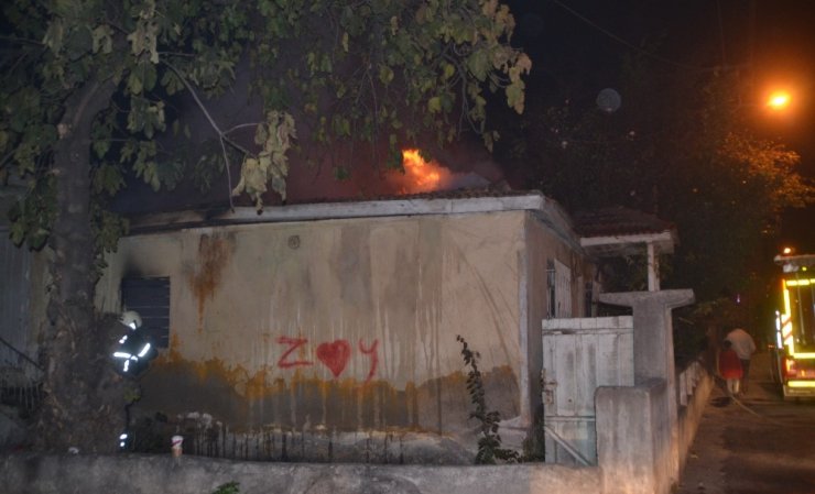 Tek katlı metruk binada çıkan yangın korkuttu
